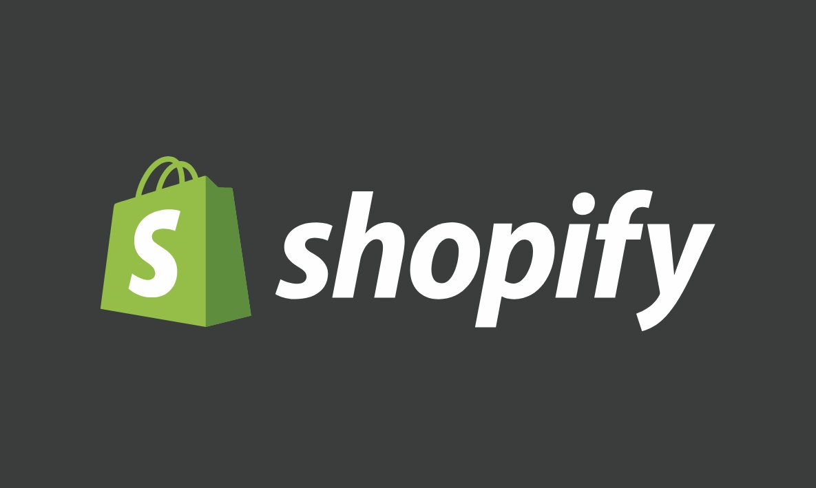 Shopify-verkkokaupat logo kuvattuna tummalla taustalla.